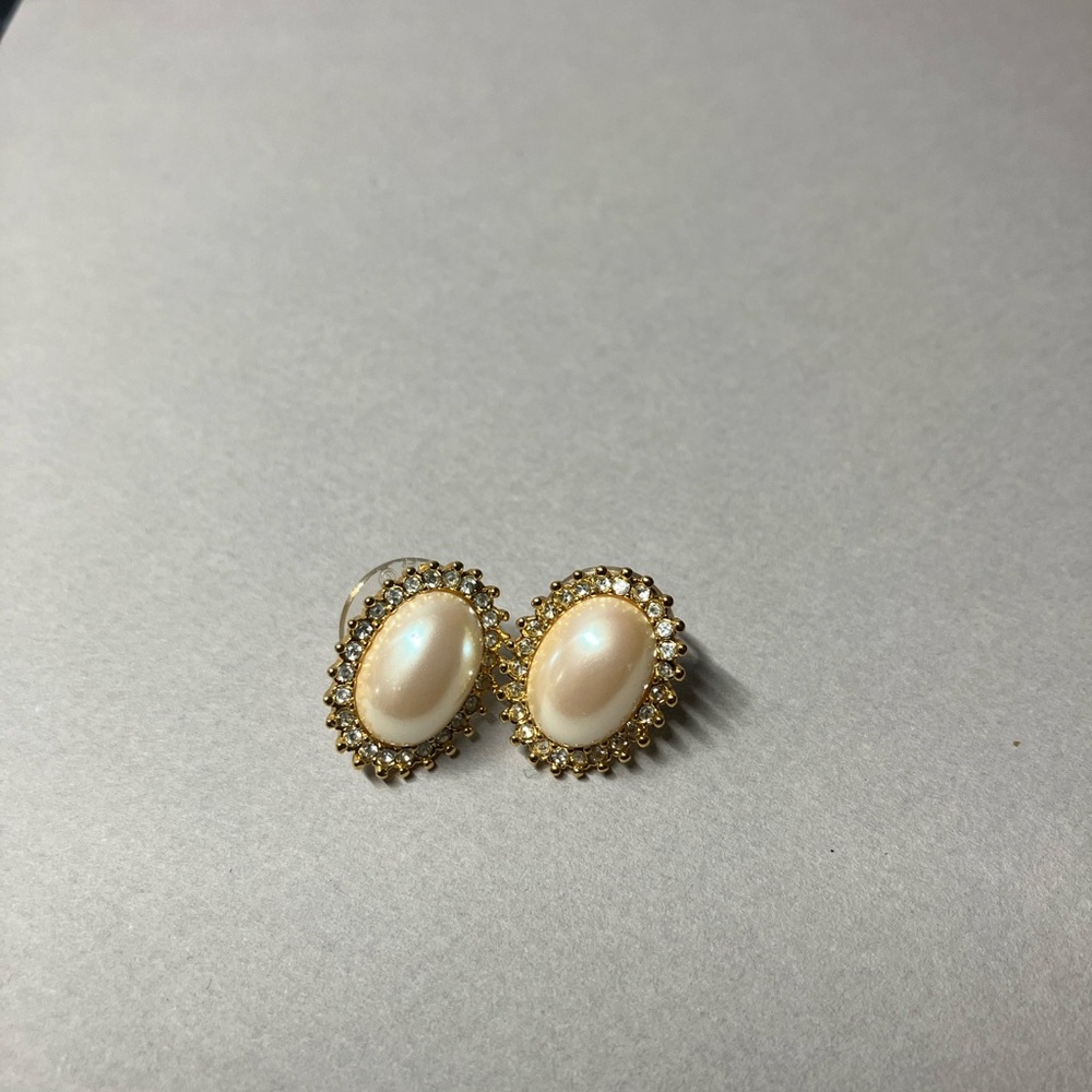 Vintage Monet Gold tone and faux pearl Oval Earrings